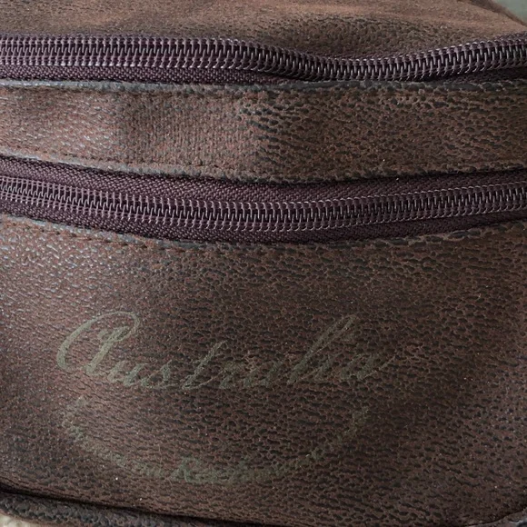 Australian leather crossbody/satchel belt bag w/“Australia” written in gold - Picture 2 of 11